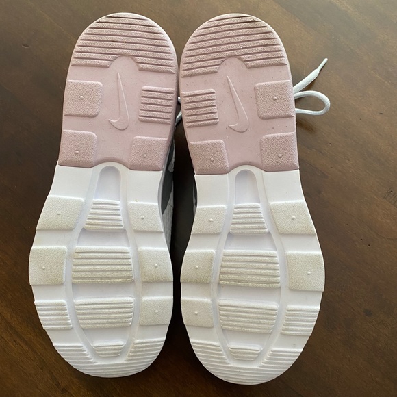 EUC Nike Air Max Motion 2 Pink Gray Youth Running Shoes - Picture 3 of 5